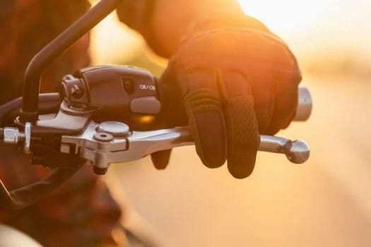 10 consigli essenziali per guidare una moto in sicurezza