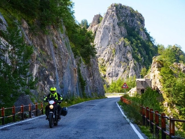 Come affrontare la guida in montagna: tecniche e precauzioni