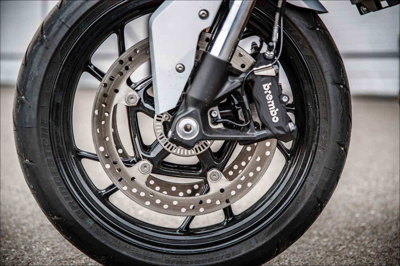 Cerchi a raggi o cerchi in lega: che cosa cambia e quali vanno meglio?