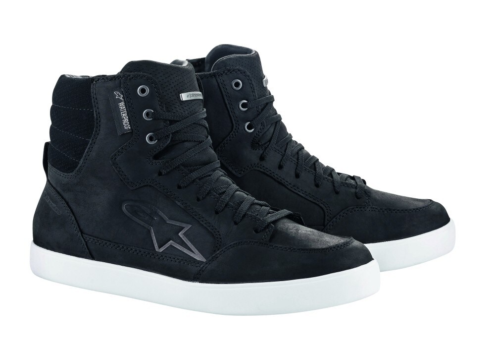 ALPINESTARS J-6 WATERPROOF Destinazione: Urban, touring Caratteristiche: Sneaker da uomo, tomaia in pelle pieno fiore e scamosciata, linguetta in pelle, membrana impermeabile, suola in gomma vulcanizzata  Taglia: 38-48 Colori: Nero Prezzo: 149,95 euro