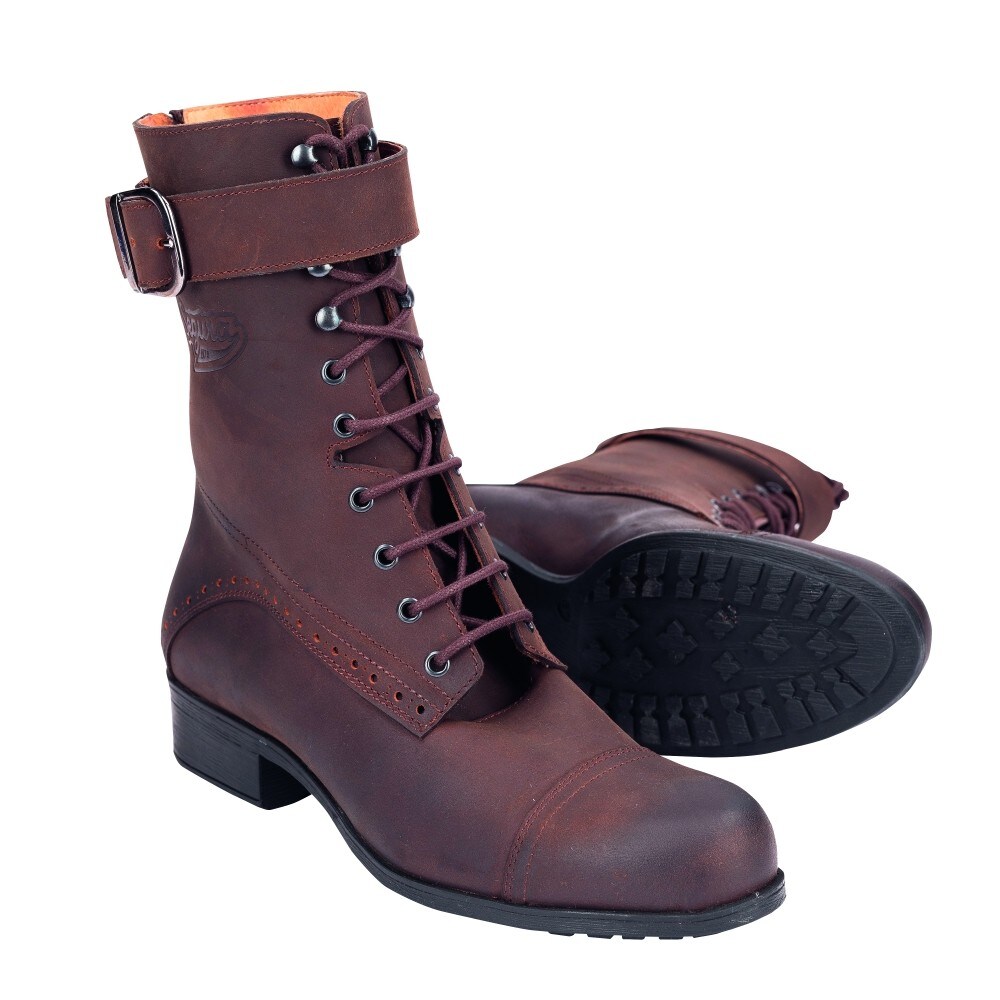 SEGURA LADY DORIA Destinazione: Urban Caratteristiche: Stivaletto da donna in pelle bovina, trattamento superficiale idrorepellente, tallone rinforzato, regolazione con lacci e fibbia Taglia: 36-41  Colori: Marrone Prezzo: 189,90 euro