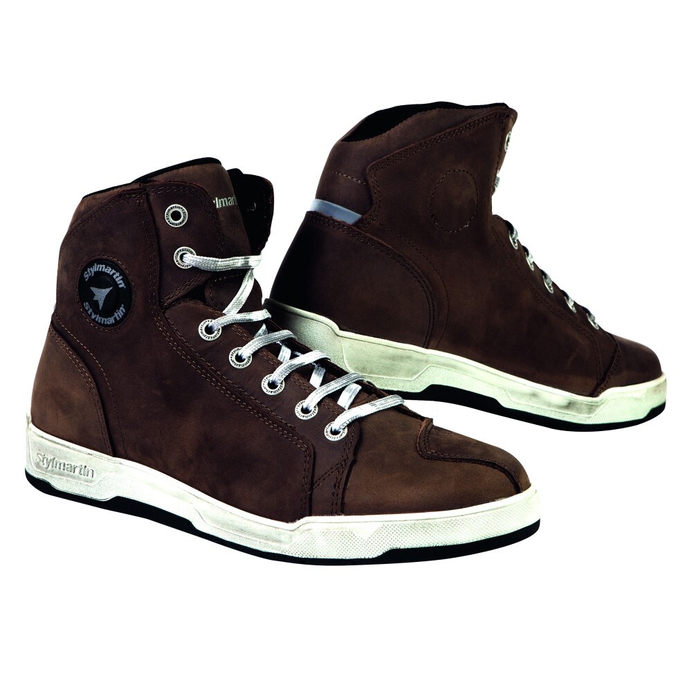 STYLMARTIN MARSHALL Destinazione: Urban, touring Caratteristiche: Sneaker unisex, tomaia in pelle pieno fiore impermeabile e traspirante, protezioni malleolo,  suola in gomma Taglia: 36-47  Colori: Marrone Prezzo: 185,00 euro