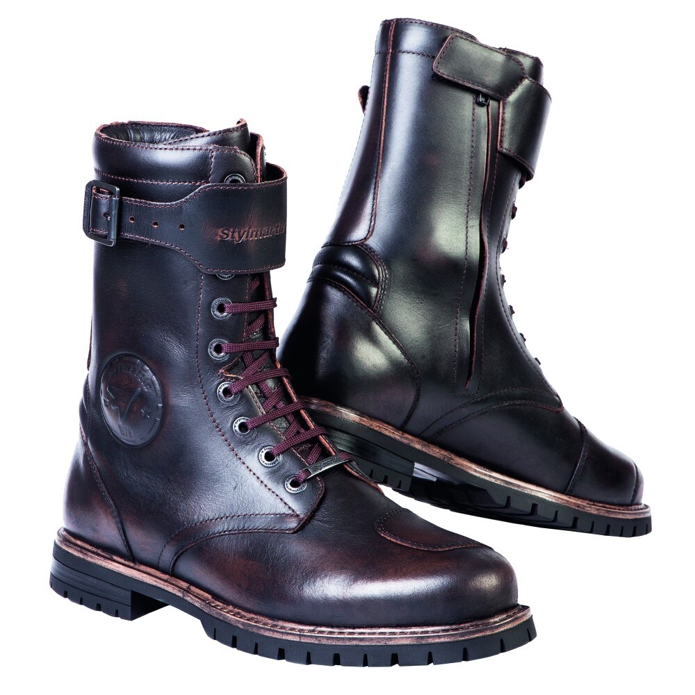 STYLMARTIN ROCKET Destinazione: Urban, touring Caratteristiche: Anfibio in stile militare, tomaia in pelle pieno fiore ingrassata, doppia protezione sul malleolo, suola antiscivolo Vibram Taglia: 39-47  Colori: Marrone, nero Prezzo: 239,00 euro