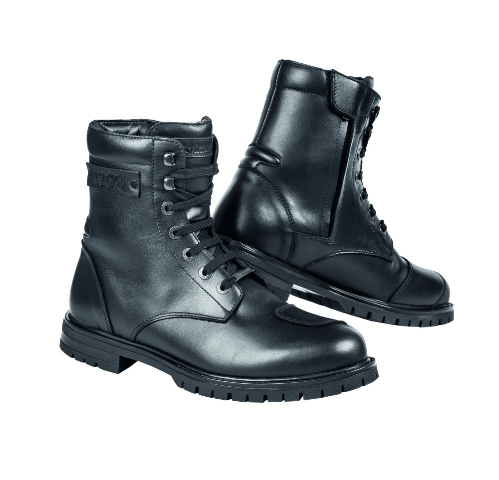 STYLMARTIN JACK Destinazione: Urban, touring Caratteristiche: Anfibio in stile militare, tomaia in pelle pieno fiore idrorepellente, fodera impermeabile  e traspirante, chiusura zip e lacci Taglia: 39-47 Colori: Nero Prezzo: 249,00 euro