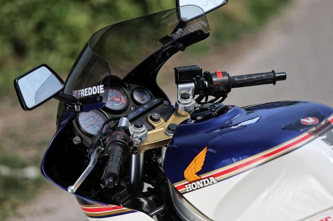 Cupolino, ampio e avvolgente, e carenatura con "paramani" aerodinamici, nello stile di quelli usati sulle gp del tempo