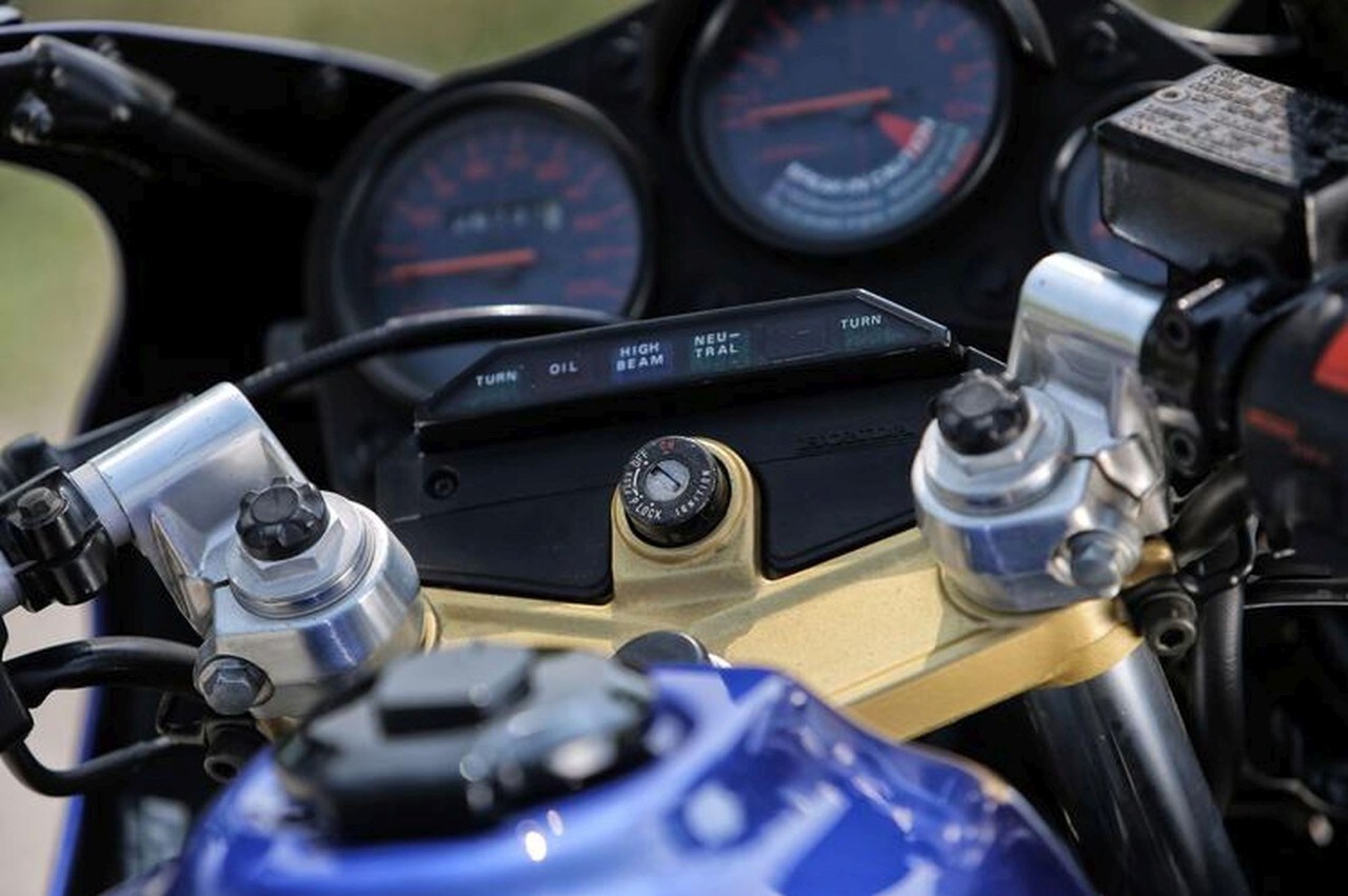 Il motore sfrutta uno schema analogo, anche se con un cilindro verticale e due orizzontali (all'inverso sulla NS 500 da corsa), e con questa moto debutta su una sportiva Honda il telaio in alluminio