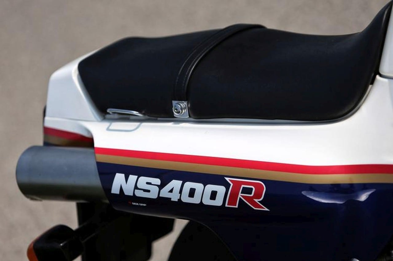 La Honda NS 400 R ha una posizione in sella comoda 