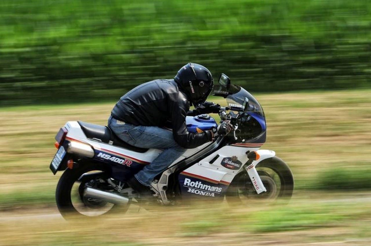 La lancetta del contagiri compie un balzo in avanti fino a quota 11.000 giri, con una "botta" di potenza tanto secca quanto coinvolgente...