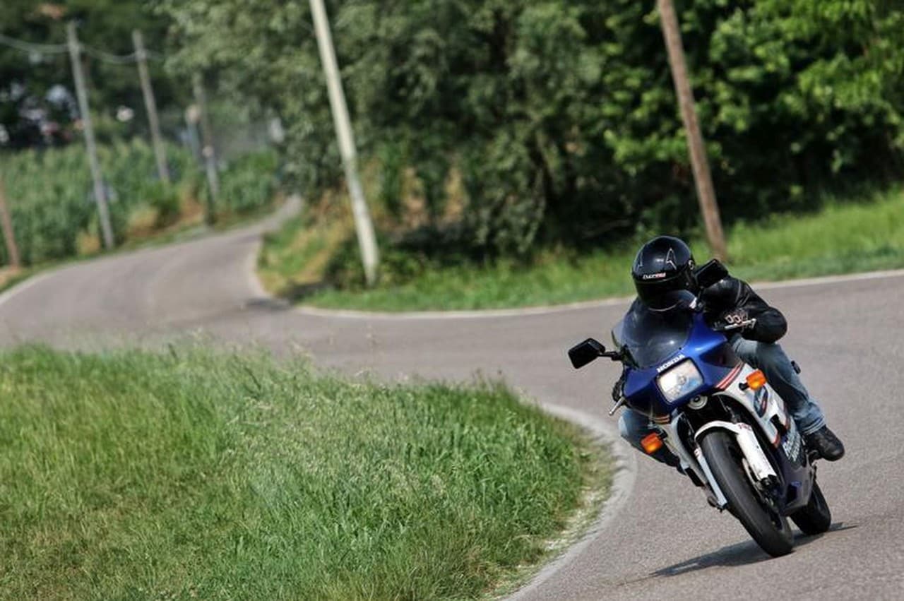 Ingranata la prima, il motore spinge con regolarità ma senza strappare il manubrio dalle mani, almeno fino a 7.000 giri: a questo punto, l'apertura delle valvole di scarico ATAC (Automatic Torque Amplification Chamber) a controllo elettronico, che hanno la prerogativa di parzializzare i gas in uscita dei soli cilindri inferiori, è netta e il V3 cambia decisamente registro...