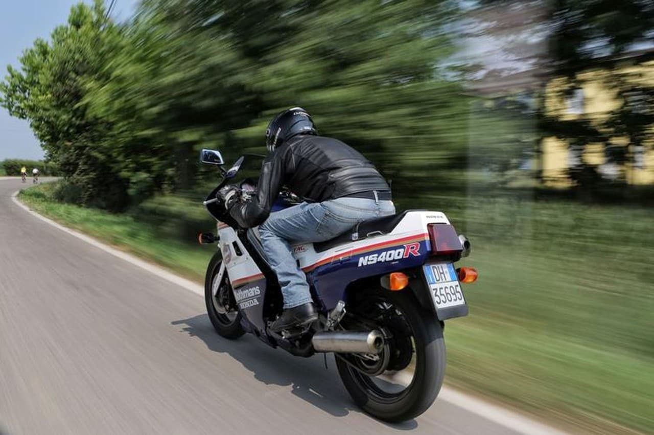 Oggi che l'epoca dei motori 2T sportivi è finita, le emozioni che regala questa Honda NS 400 R sono differenti da quelle di un tempo