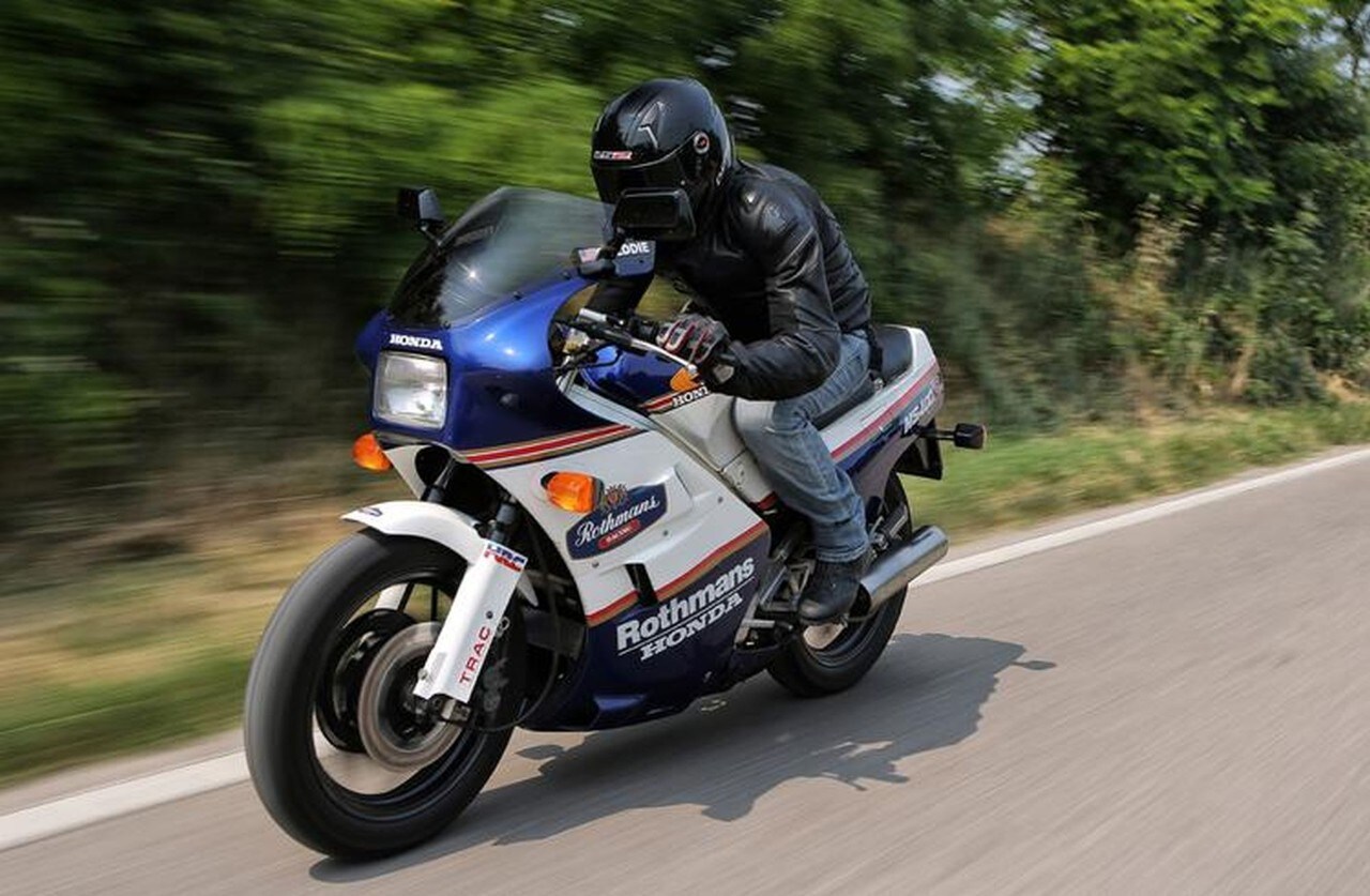 Sembra impossibile che 30 anni fa si riuscisse con queste moto a strisciare pedane e puntale della carenatura sull'asfalto. E invece...