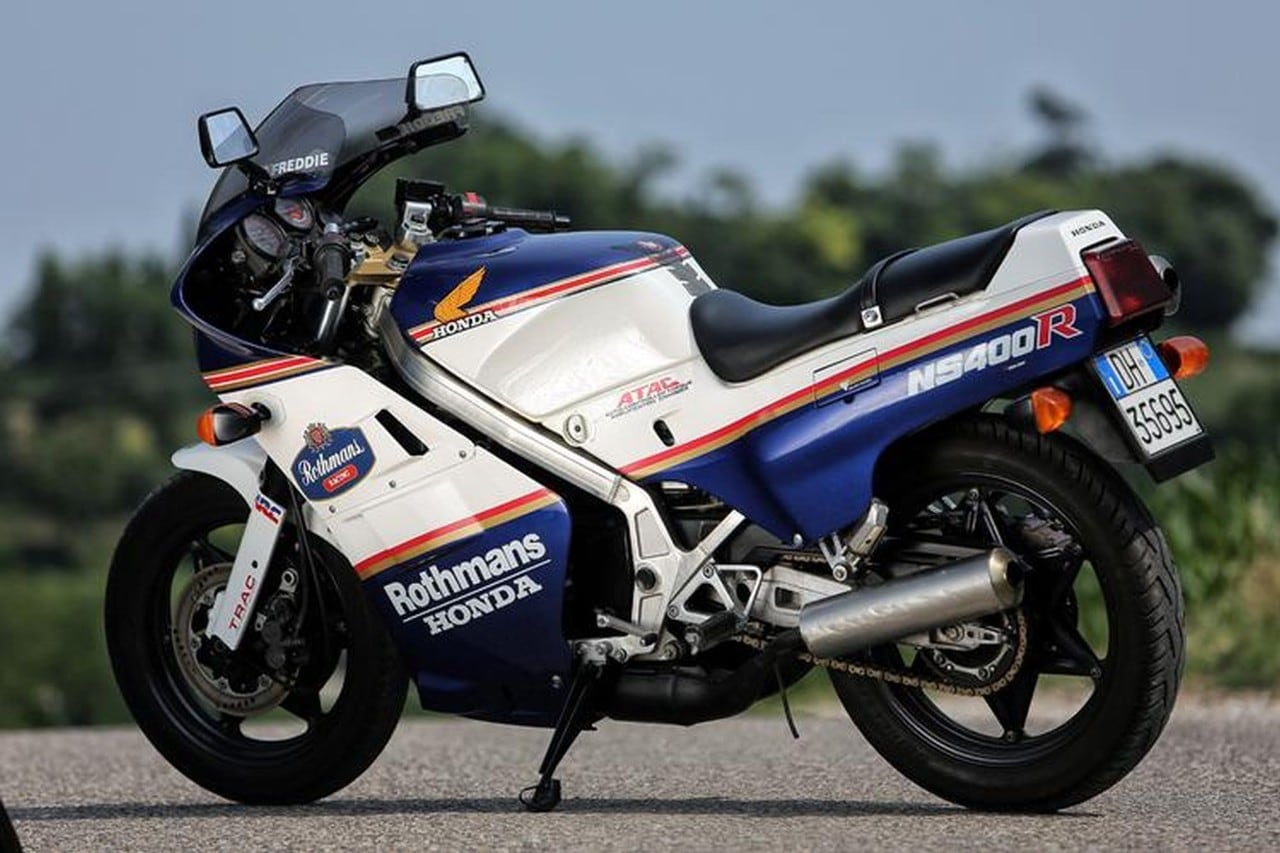 Honda nel 1985 presenta la sua NS 400 R, riproduzione della tre cilindri a V (anche nelle grafiche rosso-bianco-blu) che correva nella Classe 500 del Motomondiale e che con "Fast" Freddie Spencer aveva vinto il titolo nel 1983.