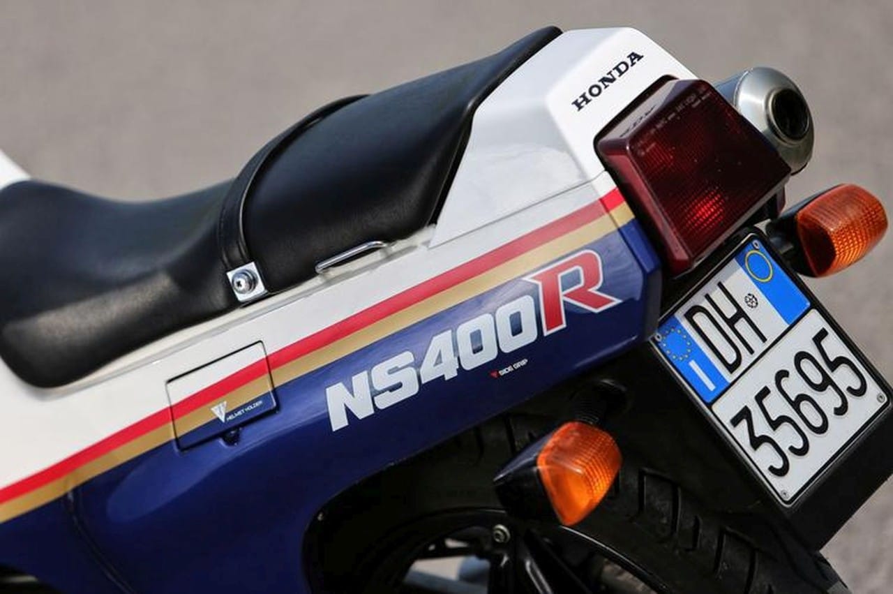 Elemento caratteristico della Honda NS400R è lo scarico triplo, con le sue grosse espansioni celate alla vista e tre silenziatori