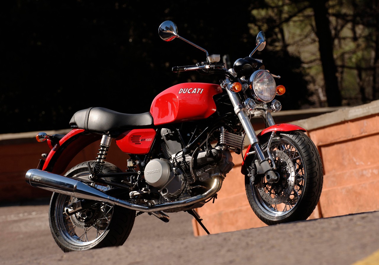 <div class='descrGalleryText'><p>Nel <b>2006 </b>con la <b>GT 1000</b> nella gamma <b>Ducati </b>torna quel genere di moto dal look rassicurante e dall'impostazione confortevole che a Borgo Panigale hanno pensato bene di abbinare a una ciclistica sana e a un motore che rappresenta lo stato dell'arte tra i bicilindrici ad aria... Riscopriamo il suo fascino con le parole della prova di allora, se volete leggerla tutta, <a href="https://www.dueruote.it/prove/prove-redazione/2012/ducati-gt-1000-.html"><i>cliccate qui!</i></a><br>
</p>
</div>
