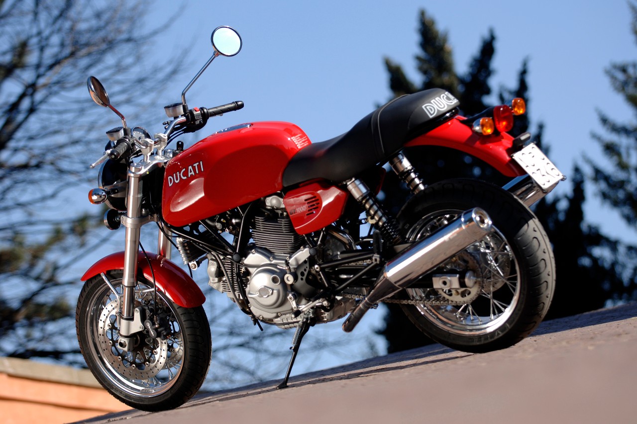 <div class='descrGalleryText'><p>Come i piatti della tradizione, anche le Ducati di Borgo Panigale hanno il loro punto di forza nella semplicità: sono il risultato di pochi, ma validi, ingredienti ben amalgamati tra loro. Il motore ha il minor numero di cilindri possibile per una sportiva di grossa cubatura: due, e a 90°, così si semplifica la bilanciatura senza dover adottare contralberi</p>
</div>