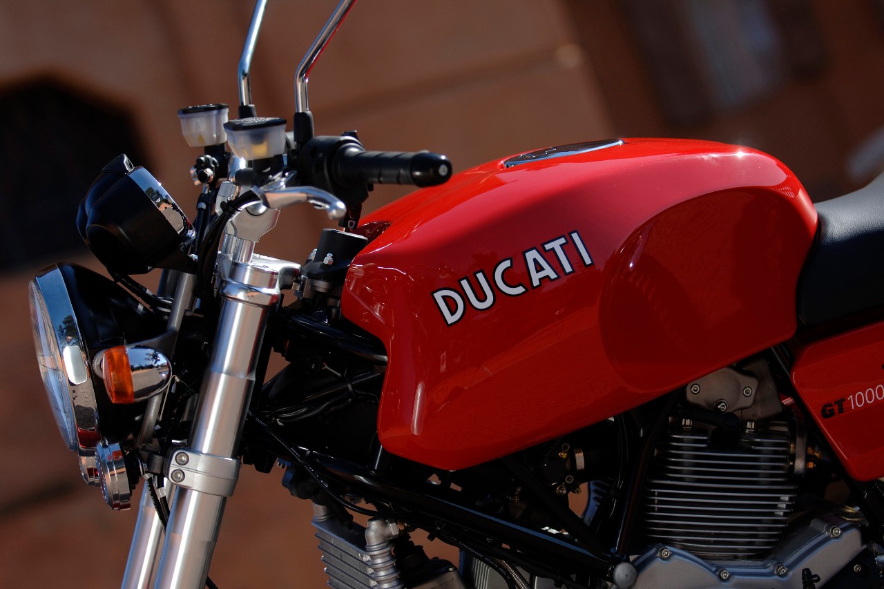 <div class='descrGalleryText'><p>Il serbatoio basso ed allungato, l'impugnatura alta del manubrio e la seduta quasi orizzontale sulla GT 1000 ci fanno tornare alla mente modelli di una trentina d'anni fa</p>
</div>