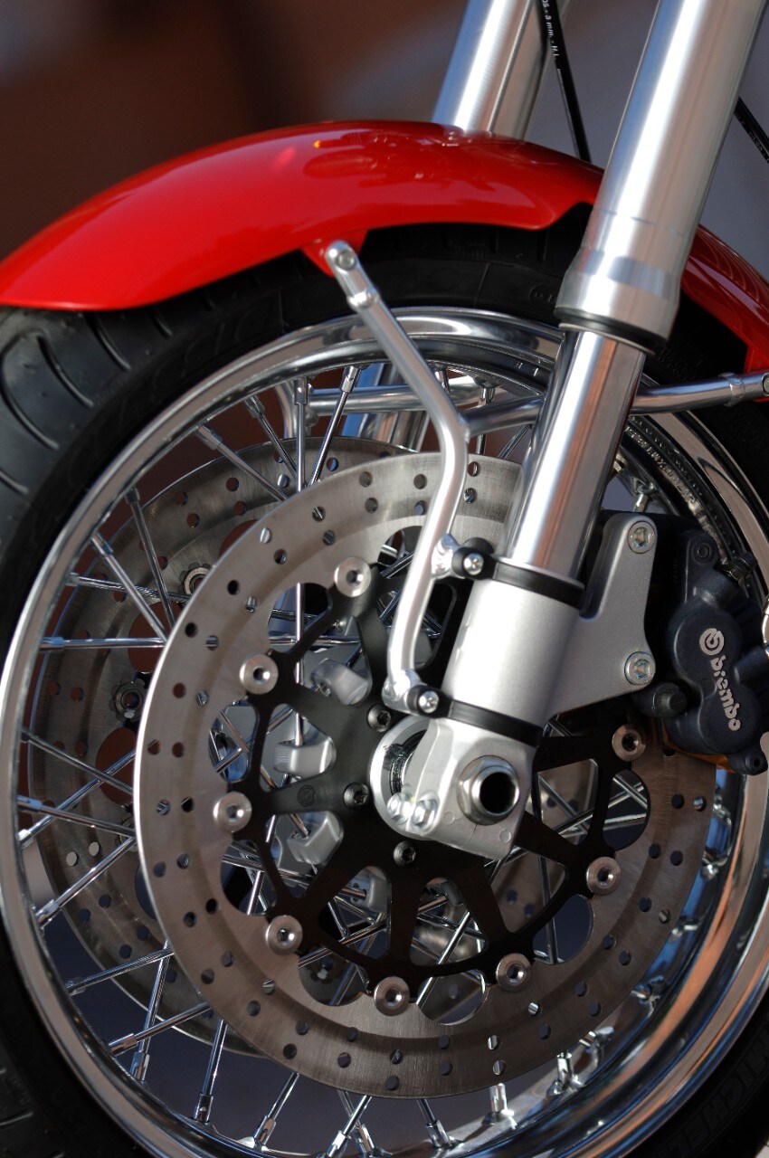 <div class='descrGalleryText'><p>I cerchi a raggi donano un look molto "seventies"... peccato che quelli montati sulla GT siano d'acciaio e non contemplino l'utilizzo di più moderrne coperture tubeless</p>
</div>