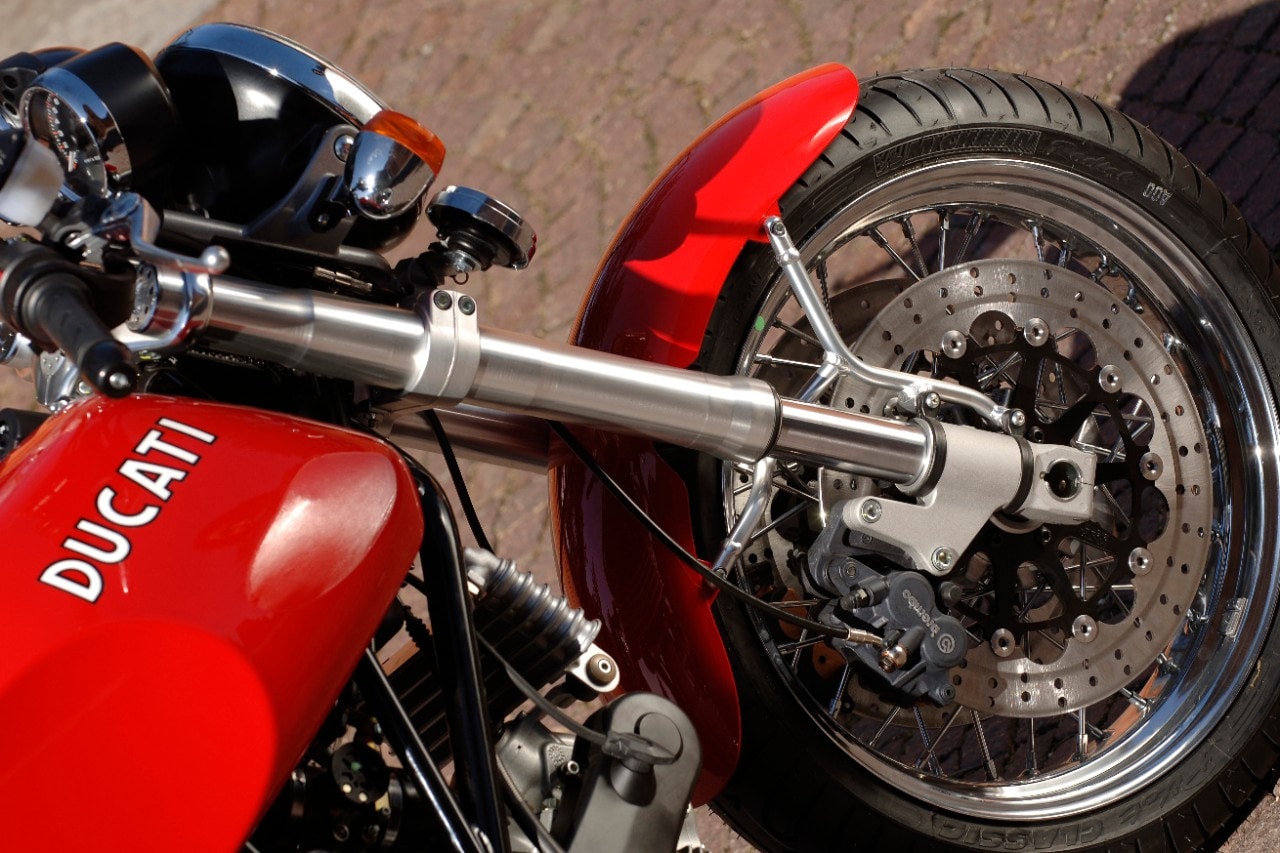 <div class='descrGalleryText'><p>Di pregio invece la staffa di supporto del parafango anteriore e la base dei doppi ammortizzatori posteriori Sachs, il cui precarico della molla è regolabile con il classico sistema a camma. </p>
</div>