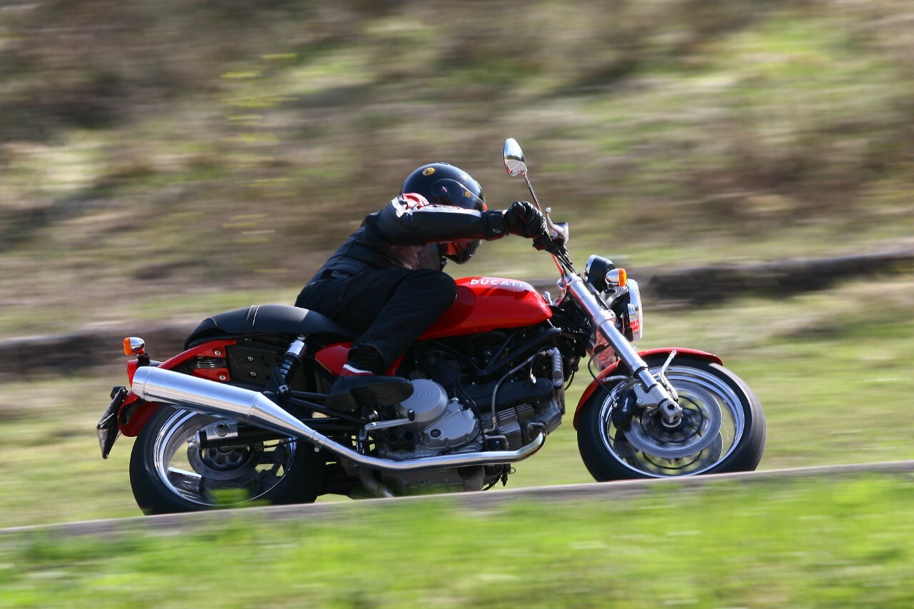 <div class='descrGalleryText'><p>La Ducati GT 1000 è di una moto facile da guidare, con un avantreno agile che rende gli inserimenti in curva molto intuitivi e allo stesso tempo preciso</p>
</div>