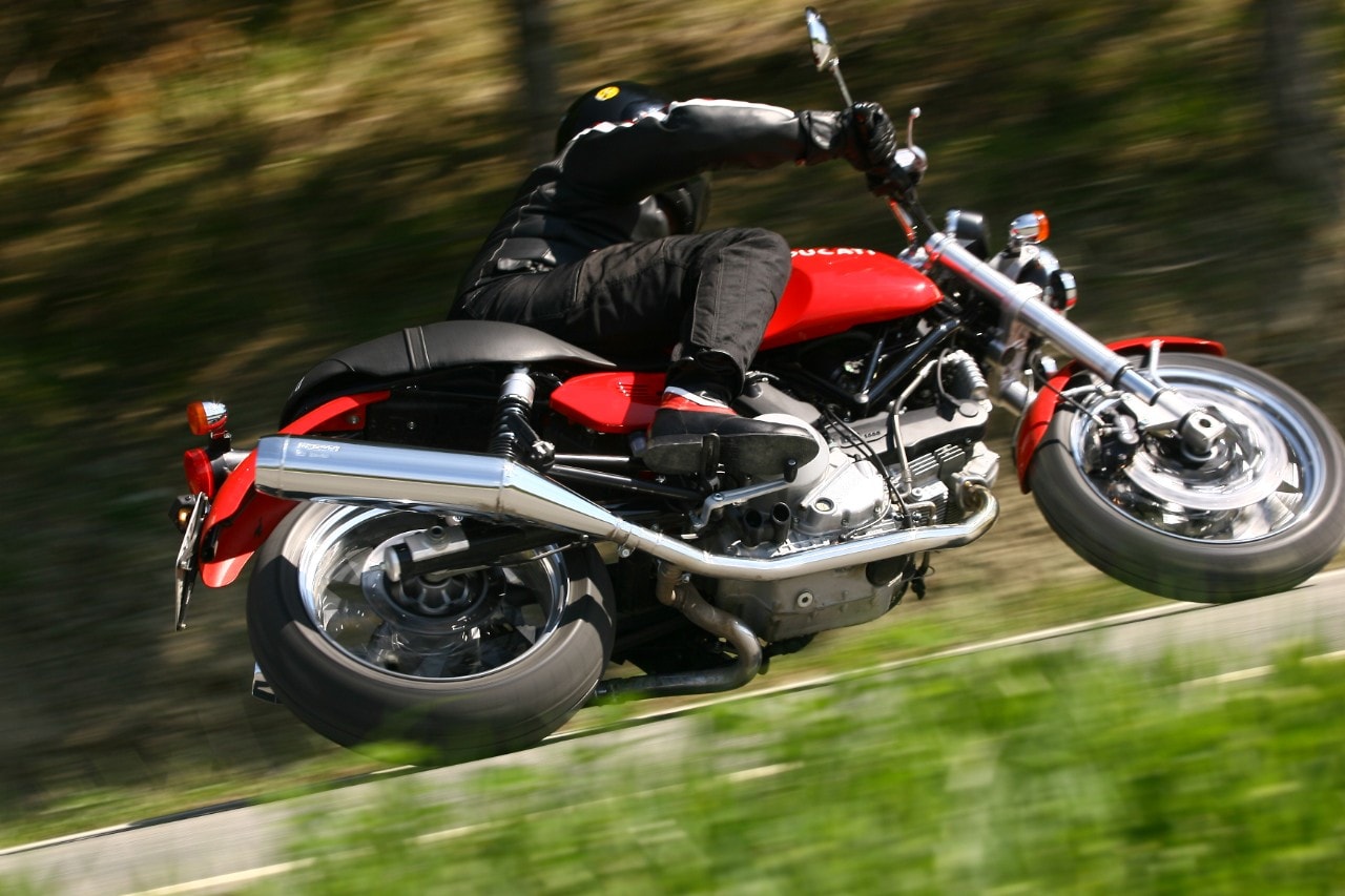 <div class='descrGalleryText'><p>Sulla Ducati GT si pennellano le curve chiudendole con la spinta della ruota motrice che muscolarmente mantiene la moto in traiettoria</p>
</div>