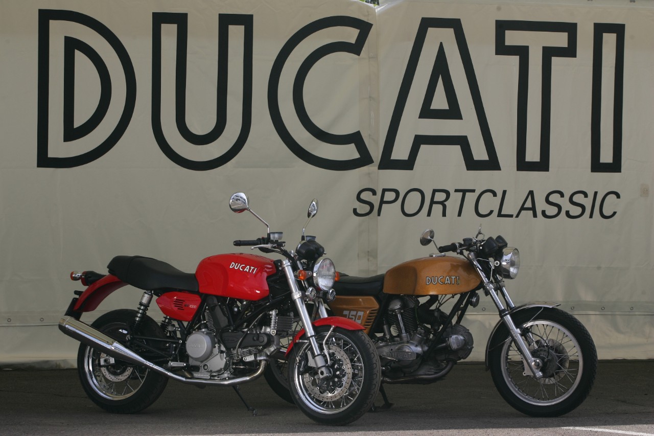 <div class='descrGalleryText'><p>La GT nella famiglia delle Classic di quel periodo (di cui facevano parte la carenata Paul Smart e la nuda Sport) si rifà alla GT 750 del 1971, la prima Ducati a montare il bicilindrico a V longitudinale di 90°, altrimenti detto a «L», che divenne poi l'emblema della produzione Ducati</p>
</div>