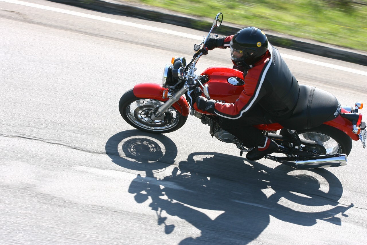 <div class='descrGalleryText'><p>In sella alla Ducati GT 1000 ci si dimentica lo stress della guida sincopata propria delle sportive e delle naked più cattive</p>
</div>