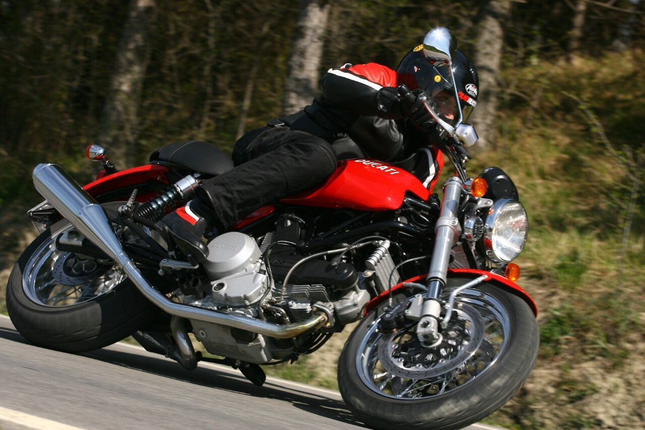 <div class='descrGalleryText'><p>Sulla GT il paesaggio non sparisce ai lati, ma ci si corre dentro, ascoltando il battito del motore che borbotta dai silenziatori cromati</p>
</div>