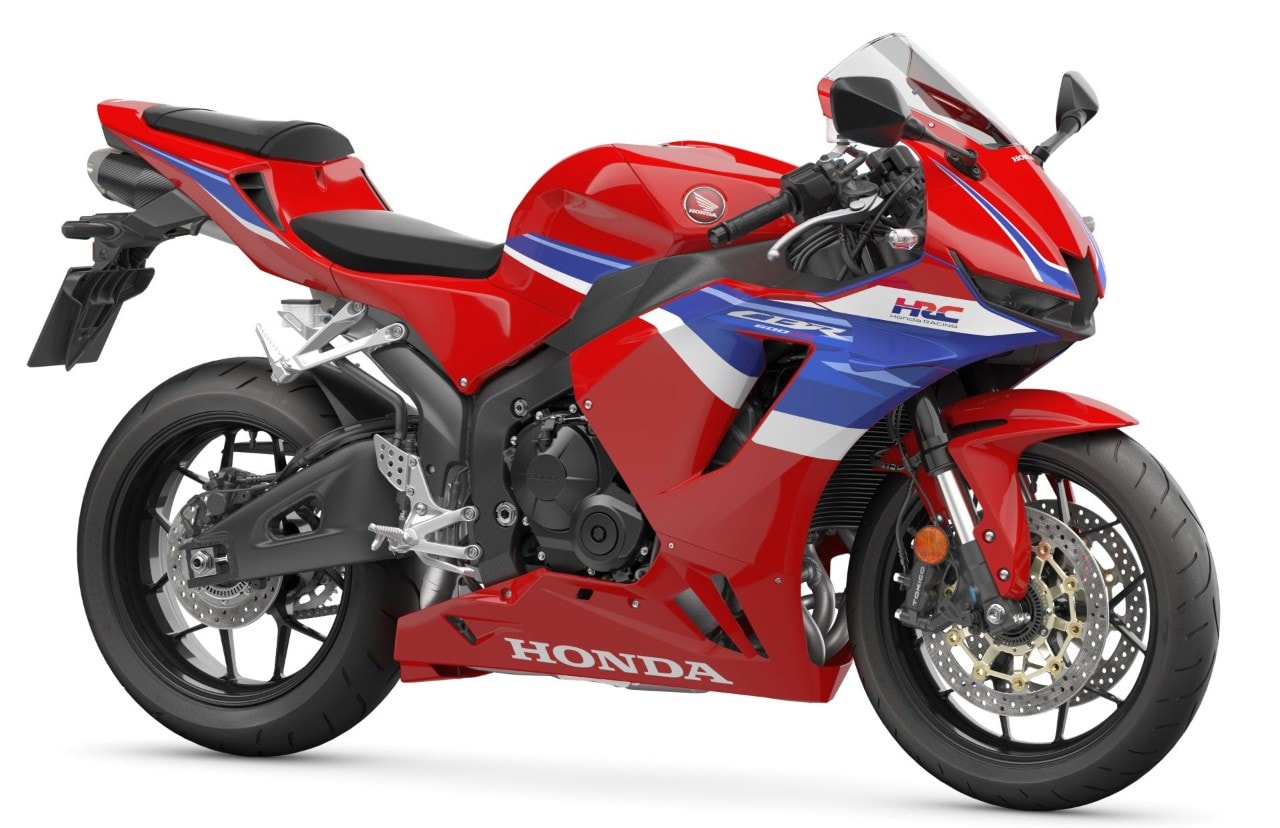 <div class='descrGalleryTitle'>Honda CBR600RR 2024</div><div class='descrGalleryText'><p>Occorrono <b>dieci anni</b> per rivedere una nuova CBR600: si tratta in sostanza dell'ultima RR, ma <b>aggiornata nel look </b>con le sensuali forme della sportivissima CBR1000RR-R, un accenno di <b>alette aerodinamiche </b>e un'elettronica allo stato dell'arte con <b>ride-by-wire, piattaforma inerziale e tutto quel che ne può discendere. </b>Il motore è l'amato 4 in linea da 599 cc con <b>121 CV a 14.000 giri</b>, ora omologato Euro5+ e con nuovi assi a camme, corpi farfallati più grandi, nuovi condotti di aspirazione e un nuovo scarico. Il cambio ha rapporti più corti e <b>il quickshifter bidirezionale, </b>le sospensioni sono Showa ma aggiornate con la forcella&nbsp;Big Piston da 41 mm; scende di qualcosa l'interasse, scende <b>anche il peso a 193 kg. </b>Una moto che ama girare alta e resta <b>amichevole e divertente, </b>una perfetta &quot;nave scuola&quot; per chi vuole impratichirsi<b> nella guida tra i cordoli.</b></p>
</div>