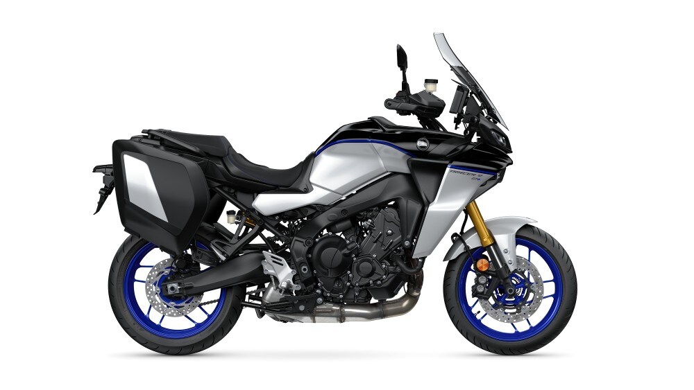 E così dopo la versione GT con sospensioni elettroniche, manopole riscaldate, valigie e plexi maggiorato, ecco arrivare la GT+ che punta, come gran parte delle novità Yamaha per il 2023, all’arricchimento del comparto elettronico.