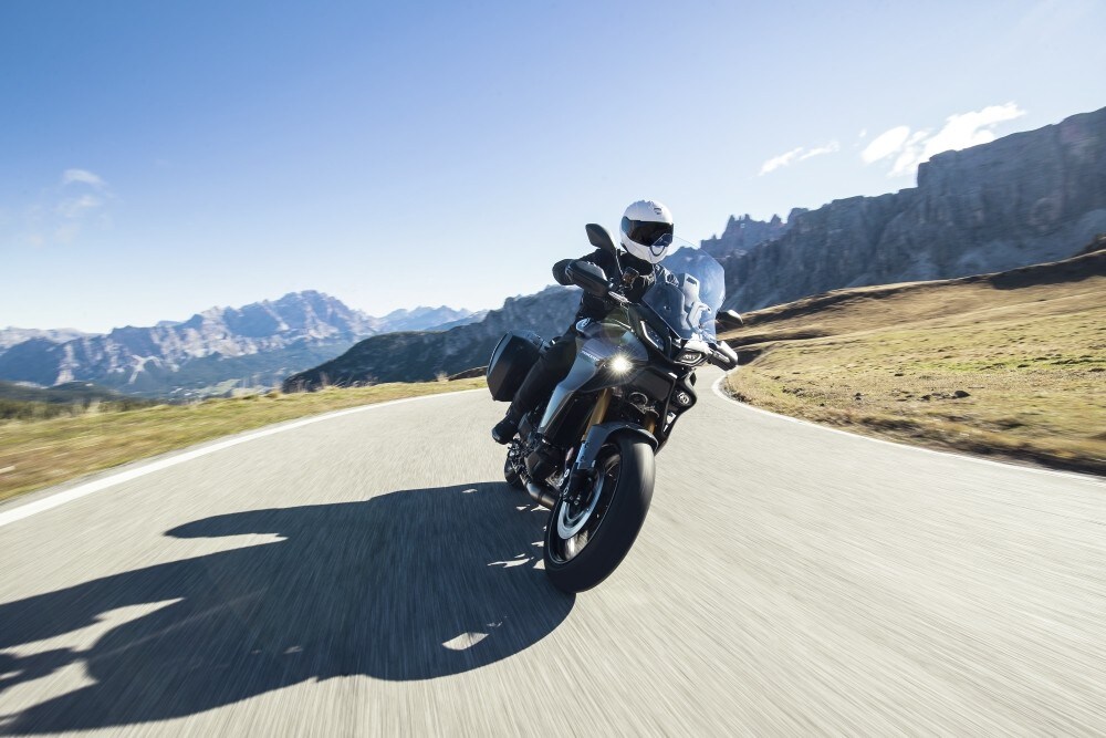 Le mappe motore D-Mode diventano ora veri e propri riding mode (Street, Sport, Rain, Custom)  Questo ha richiesto a sua volta l’introduzione di un sistema di frenata integrale (Unified Brake System, UBS) per gestire le decelerazioni, che Yamaha per prima utilizza anche per la frenata di emergenza