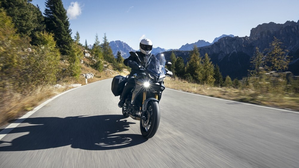 Per supervisionare il nuovo pacchetto elettronico, arriva sulla nuova Tracer 9 GT+ un grande display TFT a colori da 7”, con tre temi grafici e di serie la connettività per smartphone tramite l'app MyRide di Yamaha.