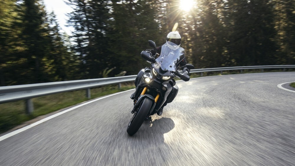 La Yamaha Tracer 9 GT+ sarà pronta ad affrontare qualsiasi viaggio a partire da maggio 2023.