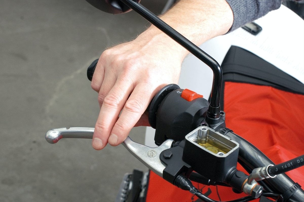 Porta Olio Freni Per Moto - Serbatoio Universale In Alluminio CNC, Colore Rosso - Foto 5