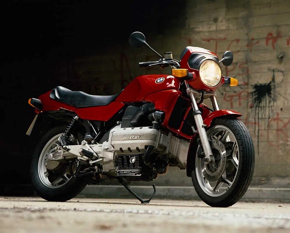 La BMW K 100 del 1983, prima moto di grande serie dotata di iniezione elettronica