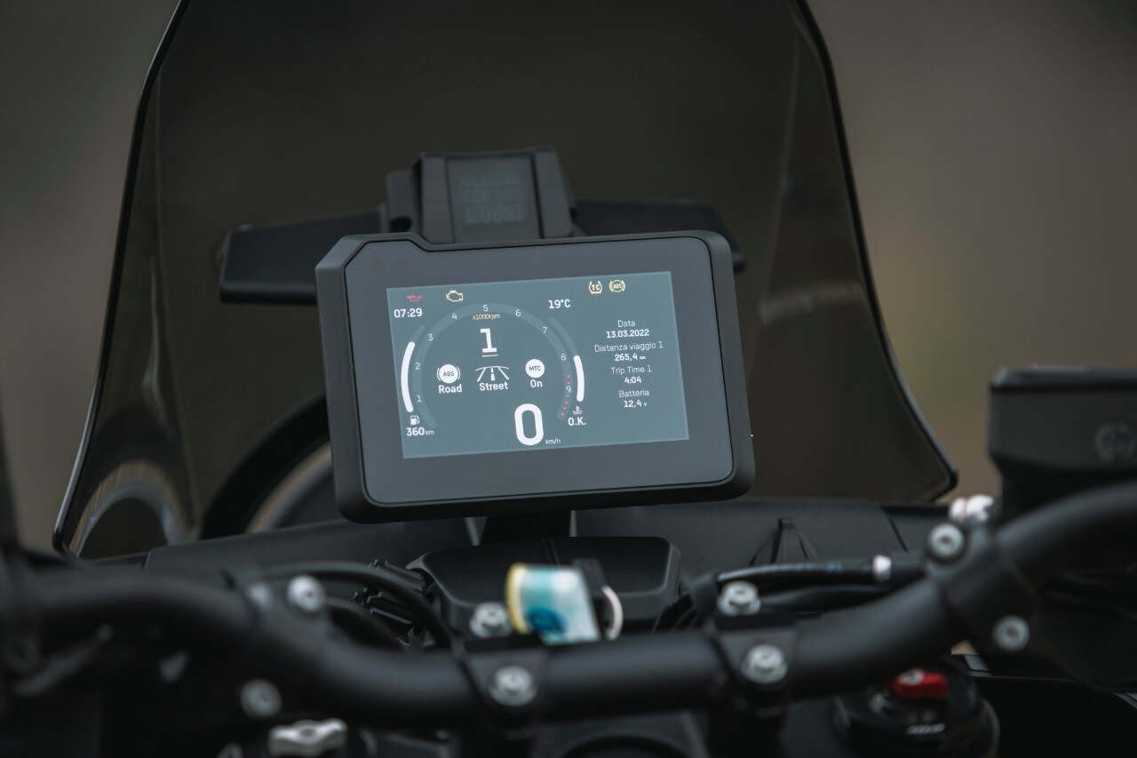 Honda Africa Twin 1100 VS Husqvarna Norden 901: non  SOLO rally!