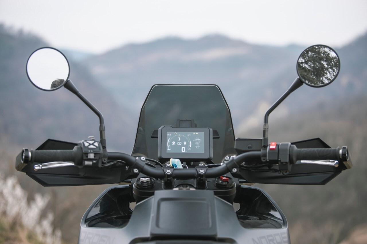 Honda Africa Twin 1100 VS Husqvarna Norden 901: non  SOLO rally!