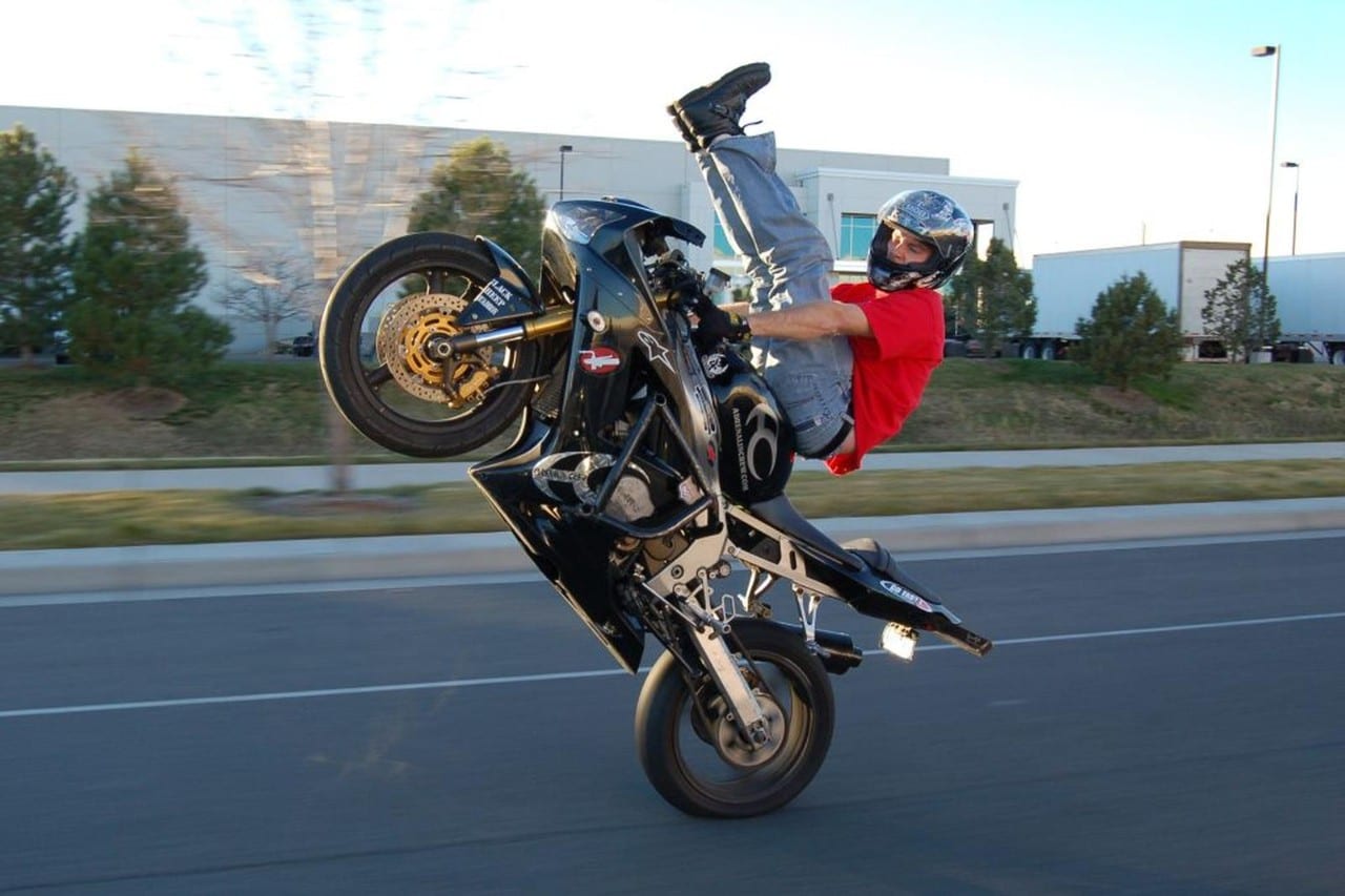 Non posso impennare? E io ti sparo Dueruote