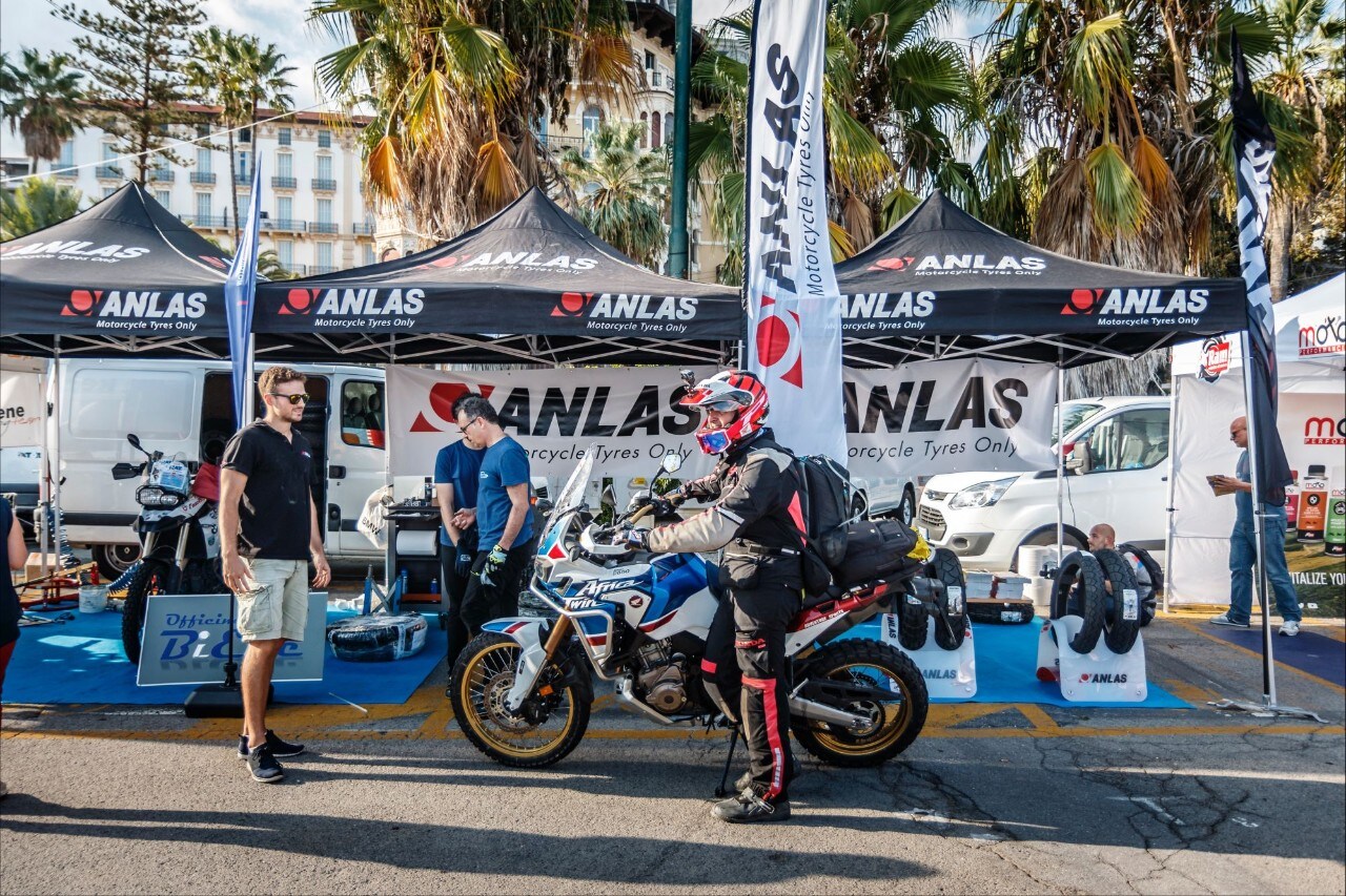 Sestriere, il pianeta delle maxienduro