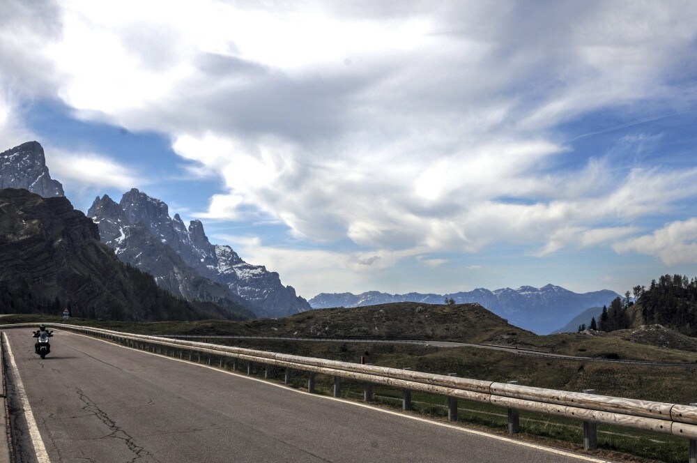 Troppi incidenti in moto: velocità ridotta sui passi del Trentino