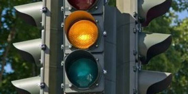 Semaforo giallo: arriva la durata minima