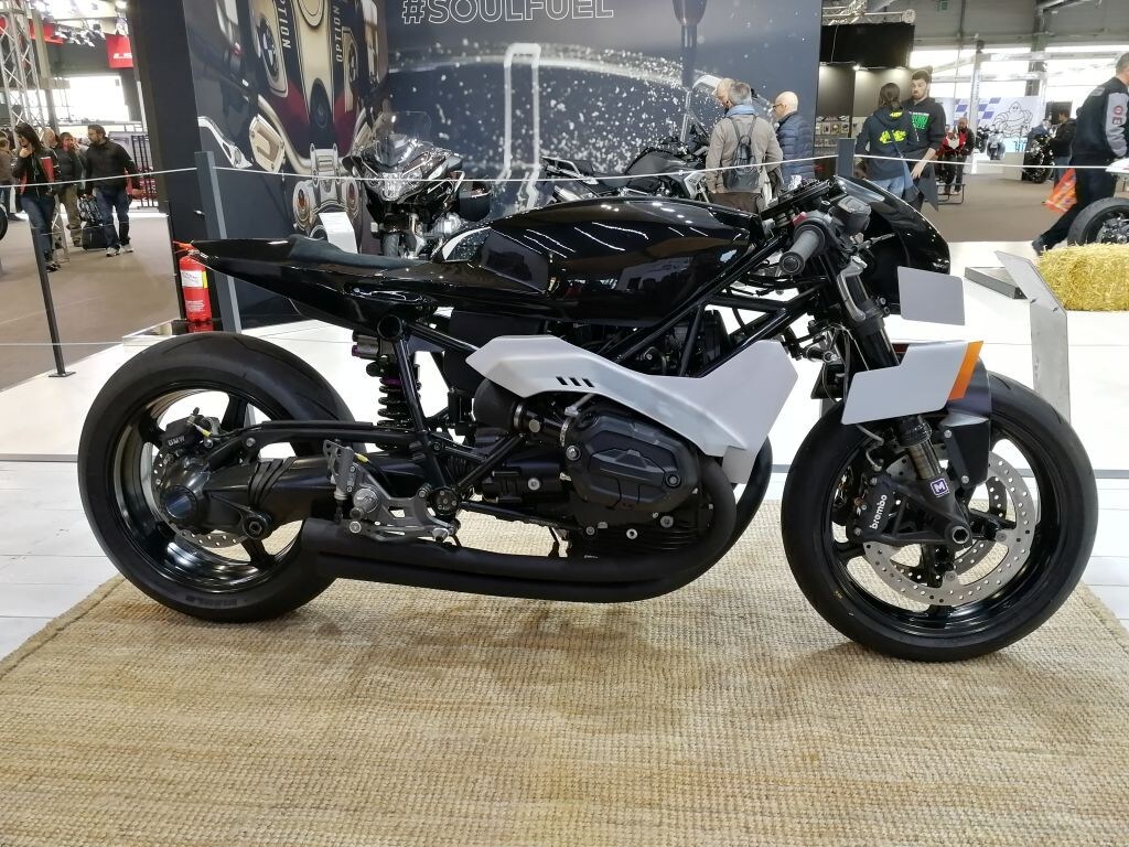<div class='descrGalleryTitle'>Il ritorno al custom di BMW (padiglione 6)</div><div class='descrGalleryText'><p>Oltre al concept (ormai definitivo) della R18/2, allo stand BMW pullula di versioni customizzate di moto bavaresi. Come la NineT ripensata dai tipi di AutoFabrica. Un segnale chiaro dell'attenzione di BMW nei confronti di questo mondo. Anche perché la R18/2 non sarà solo una custom, ma una piattaforma per sport tourer e altro...</p>
<p>&nbsp;</p>
</div>