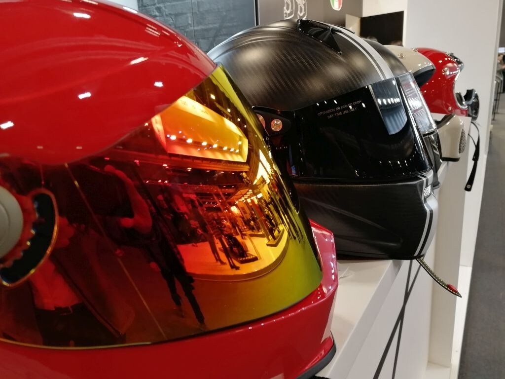 <div class='descrGalleryTitle'>I caschi (padiglione 6)</div><div class='descrGalleryText'><p>Il padiglione 6 si conferma quello più interessante, come da qualche anno a questa parte. Anche per la presenza di componentisti e aziende di accessoristica. L'attenzione per i caschi, in particolare, è forte in questo 2020. Non solo grafiche ma forme, colori, materiali... tutto nasce per stupire e colpire l'attenzione.</p>
</div>