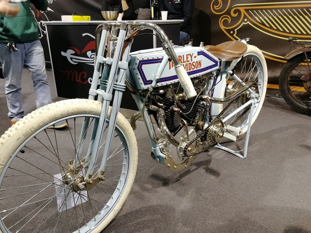 <div class='descrGalleryTitle'>Il custom è vintage</div><div class='descrGalleryText'><p>Nei padiglioni dedicati al custom (l'anima più tradizionale di Verona) colpisce l'attenzione alla riscoperta dei primissimi modelli della storia di Harley-Davidson. Pare proprio che gli specialisti della personalizzazione rivolgano la loro attenzione ai modelli Anni 20 e 30...</p>
</div>