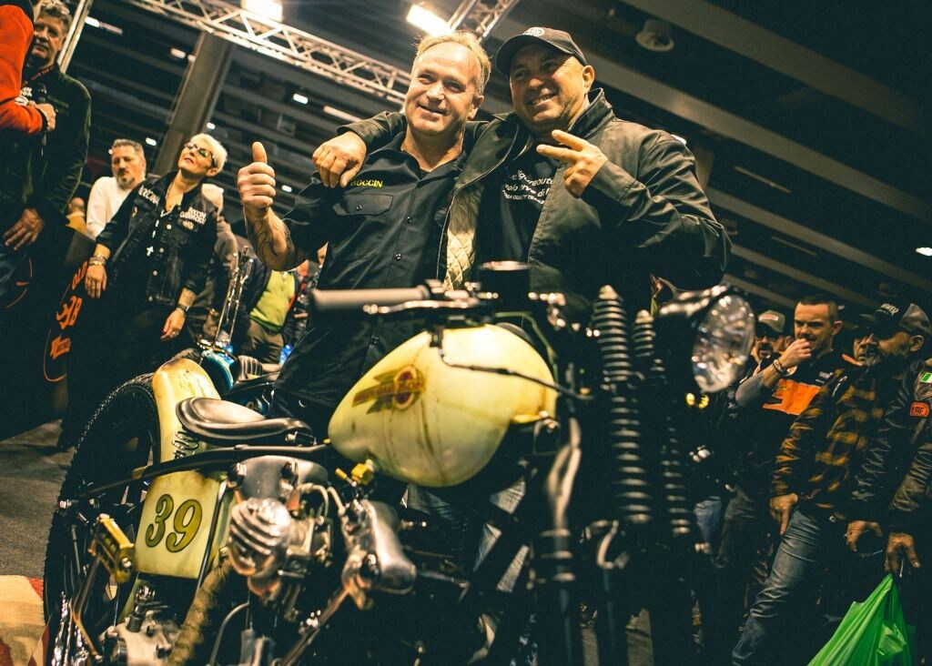 <div class='descrGalleryTitle'>Le Harley-Davidson di Boccin (padiglione 2)</div><div class='descrGalleryText'><p>Allo stand di Boccin Custom Cycles, l’officina di Eraclea specializzata nella personalizzazione di Harley pre-anni Ottanta e ospite fissa della kermesse veronese, sono state svelate due creazioni dal grande valore artigianale. Una Harley-Davidson Knucklehead del 1939 è stata sublimata a esercizio di stile bobber di alto livello; mentre la Longfinger è un chopper estremo e curatissimo, dalla colorazione sgargiante, che Lorenzo “Boccin” ha realizzato per sé sublimando la semplicità di una Harley-Davidson Shovelhead del 1972. Tenetela d’occhio: la rivedrete probabilmente sul palco delle premiazioni nel fine settimana.<br />
</p>
</div>