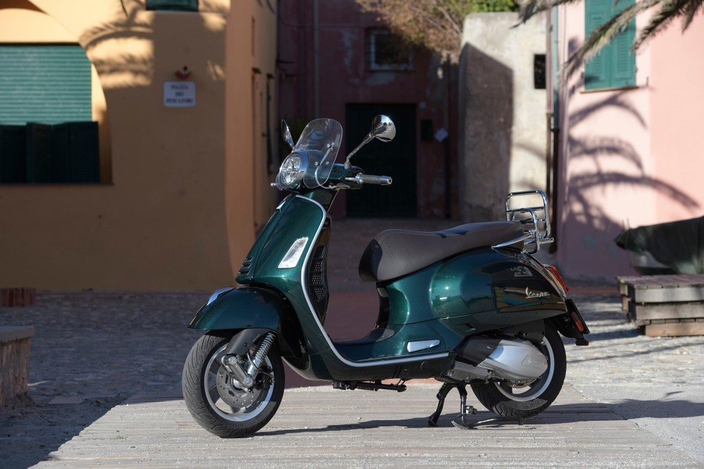 <div class='descrGalleryTitle'>VESPA: LE OFFERTE DEL MESE</div><div class='descrGalleryText'><p>Fino all’8 marzo<b> <u><a href="https://www.dueruote.it/prove/anteprime/2019/02/05/vespa-gts-300-2019-la-prova.html" target="_blank">Vespa GTS 300 HPE</a></u></b> con 700 euro di sconto; <b>Vespa&nbsp;Primavera</b> e<b> Vespa Sprint 50, 125 e 150 cc</b> con un bonus di 300 euro, bauletto e&nbsp;parabrezza inclusi nel prezzo. Sulla gamma finanziamento Formula Easy (TAN 4,95%,&nbsp;TAEG max 7,26%) e prima rata tra quattro mesi.</p>
</div>