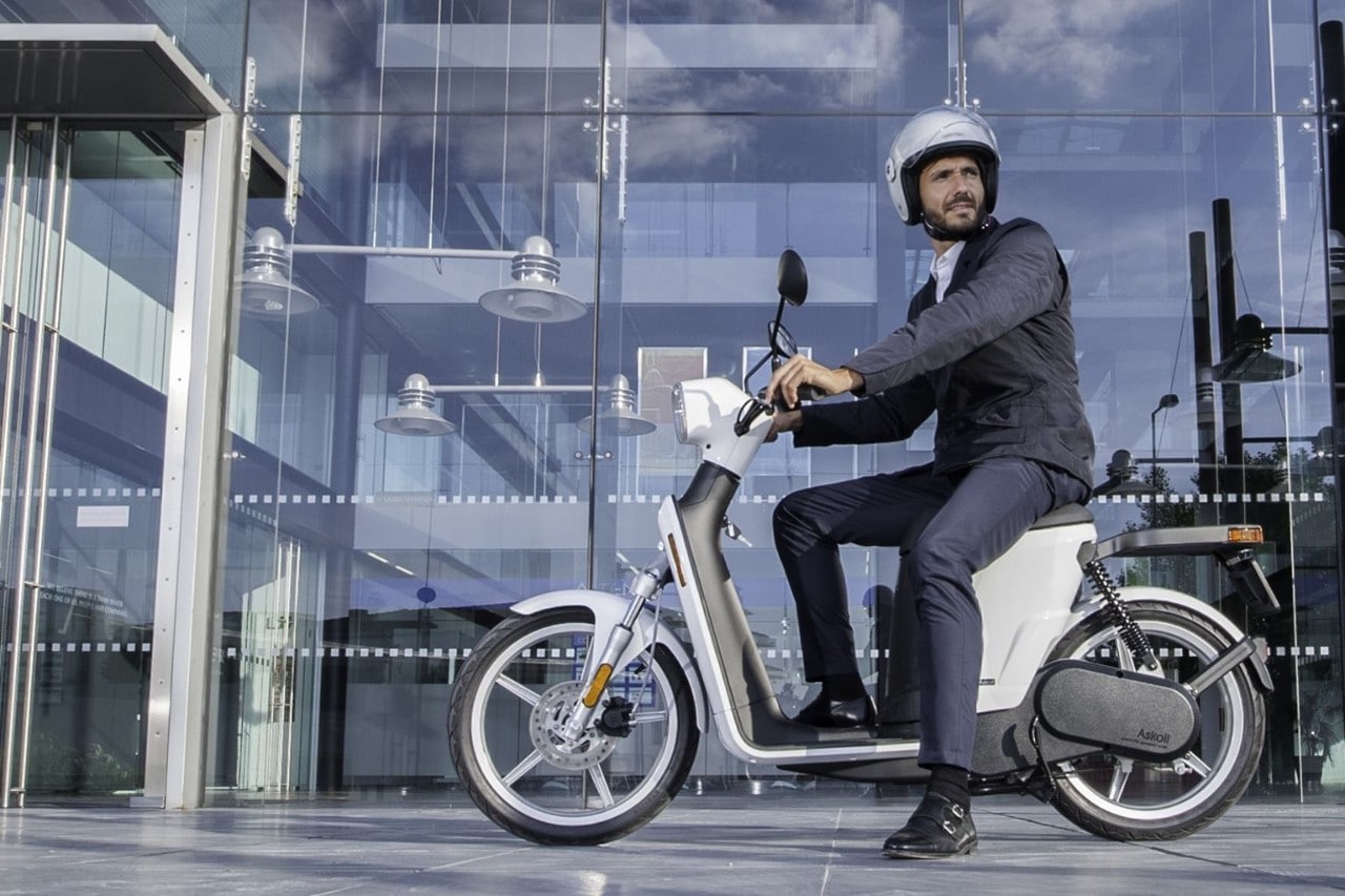 <div class='descrGalleryTitle'>ASKOLL: LE OFFERTE DEL MESE</div><div class='descrGalleryText'><p>Fino al 31 marzo su tutta la gamma: con la promozione Tasso Zero potrai acquistare lo scooter <b><a href="https://www.dueruote.it/news/moto-scooter/2019/09/13/askoll-es3-evo-test-prova-scooter.html" target="_blank">Askoll</a> </b>che preferisci in 24 rate mensili (TAN e TAEG 0%).<br>
&nbsp;</p>
</div>