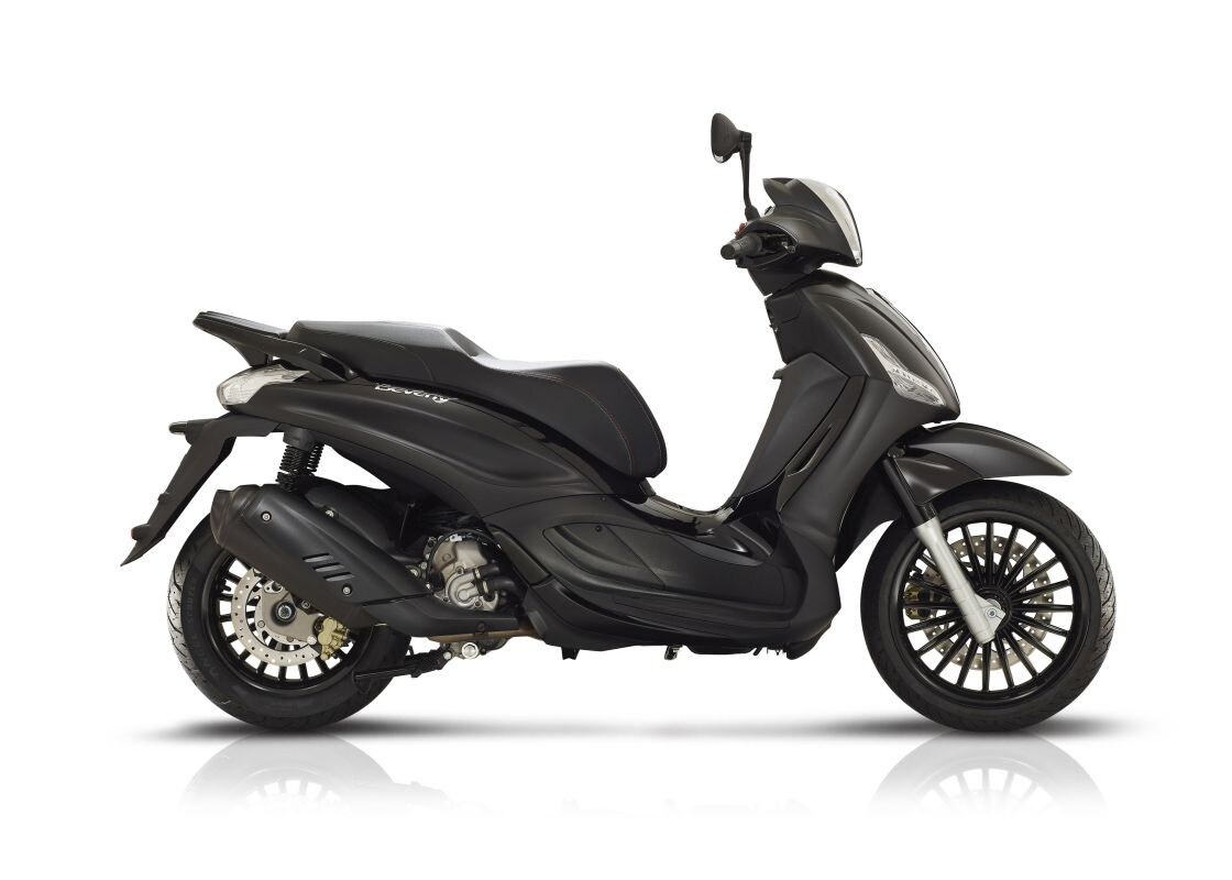 <div class='descrGalleryTitle'>PIAGGIO BEVERLY 300</div><div class='descrGalleryText'><p>Uno dei migliori 300 sul mercato costa oggi 4.710, al netto delle continue promozioni che il gruppo Piaggio fa per pompare le vendite di questo modello. Ed è facilmente prevedibile una corsa a svuotare i magazzini di questo prezioso scooter di media taglia, una volta che arriverà la sua versione con motore Euro5.&nbsp;</p>
</div>