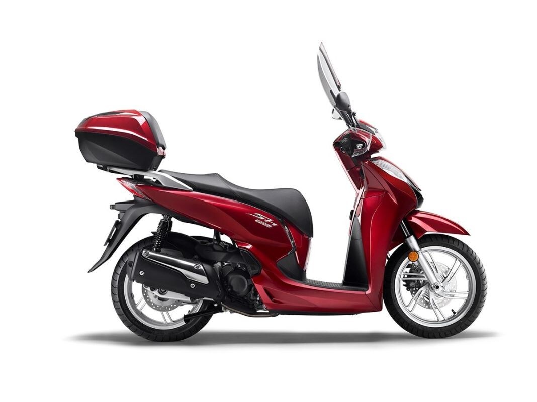 <div class='descrGalleryTitle'>HONDA SH 300i</div><div class='descrGalleryText'><p>Anche per il re dei 300 arriverà nel 2021 il momento del cambio di motore. La scelta migliore sarà quella di puntare una fiche su questo in versione Euro4, che ha un prezzo di 5.790 euro.</p>
</div>
