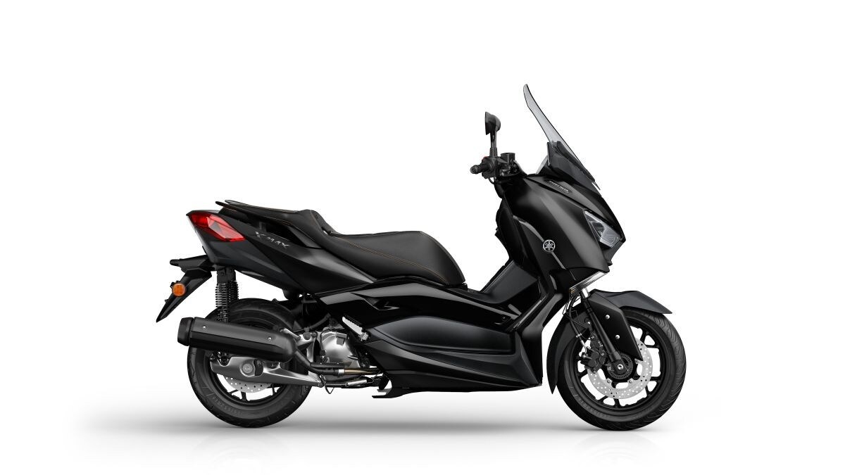<div class='descrGalleryTitle'>YAMAHA XMAX 300</div><div class='descrGalleryText'><p>Con poco più di 6mila euro oggi si porta a casa il Yamaha XMax 300, nel suo segmento uno dei più amati degli ultimi anni. Anche questo sarà un fine serie da seguire, il prossimo dicembre.</p>
</div>