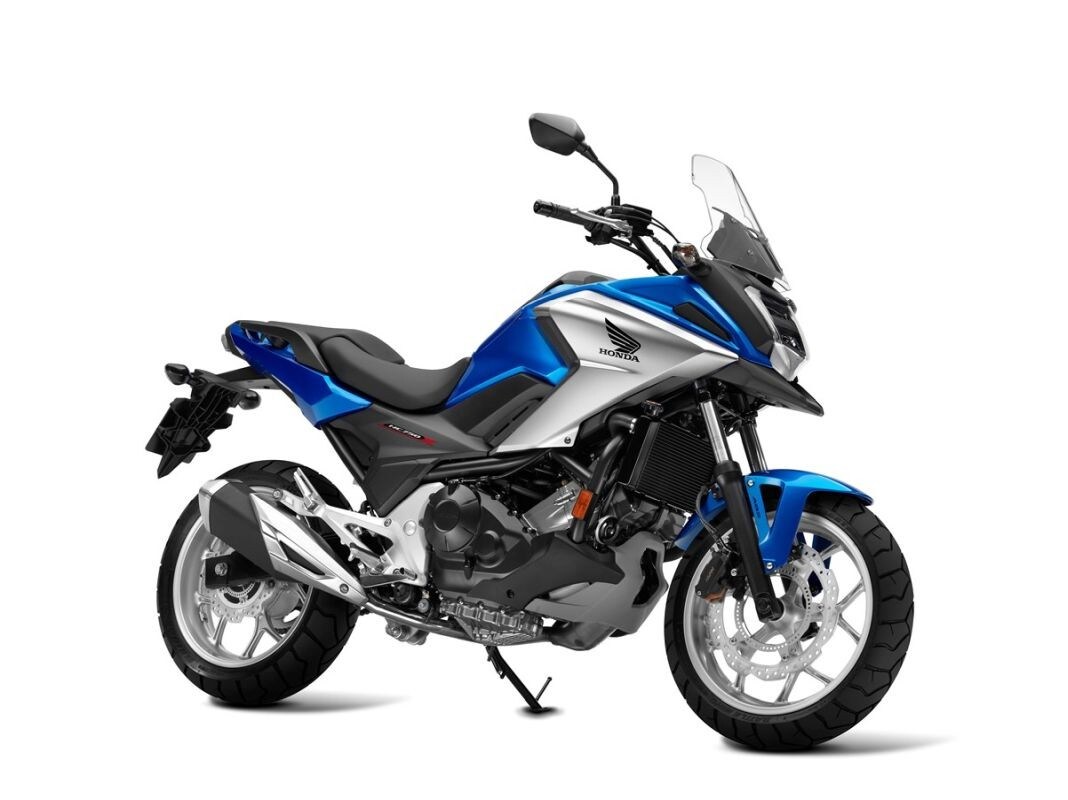 <div class='descrGalleryTitle'>HONDA NC 750 X</div><div class='descrGalleryText'><p>Non bella ma efficace, funzionale (ha un bauletto nel serbatoio) e affidabile: la NC 750 X da anni è tra le preferite dagli italiani per il suo mix di qualità eccelza e prezzo abbordabile (8.290 euro il modello base, 9.290 col cambio DCT). Non si sa se Honda la terrà in gamma col passaggio all'Euro5, quindi teniamola d'occhio...</p>
</div>
